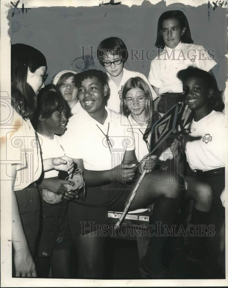 1970 Press Photo Covington, Louisiana Girl Scouts Learn Weaving by Micky Pipes- Historic Images