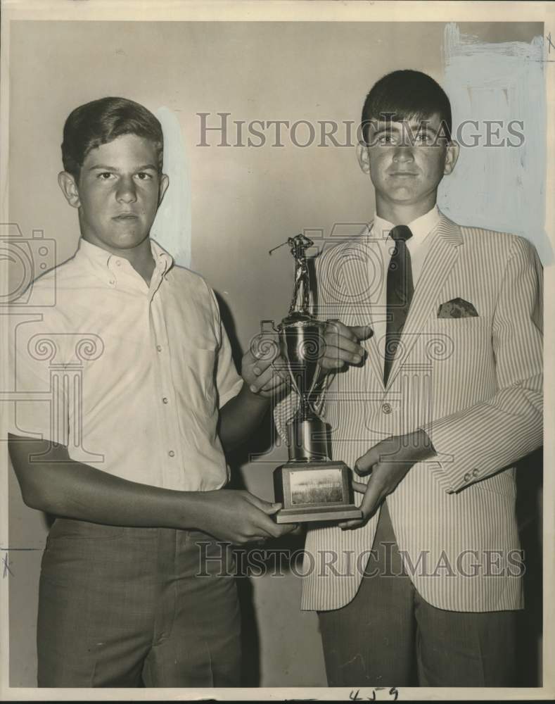 1967 Press Photo Mike Jones and Willie Reinninger, New Orleans Golf Tournament- Historic Images