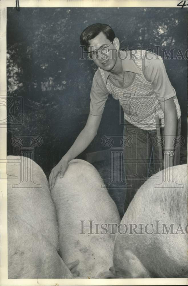 1974 Press Photo Mickey Williams shows off hogs, North Louisiana Good Provider