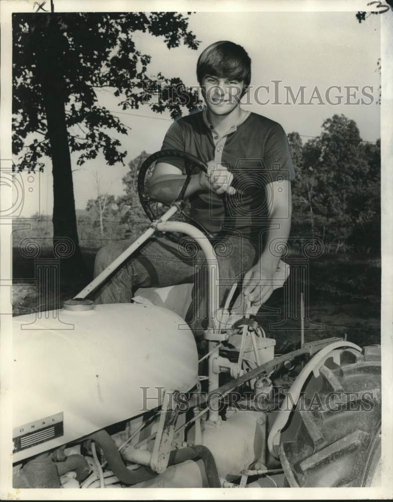 Load image into Gallery viewer, 1972 Press Photo Good Provider, Doyle Bonnette of West Monroe driving a tractor
