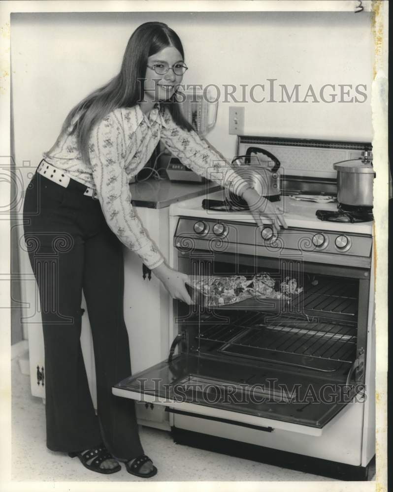 Load image into Gallery viewer, 1972 Press Photo Student Rose Thomas of Shongaloo Wins First Place for Cooking
