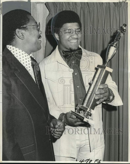 1975 Press Photo Percy Gibson, St. Augustine football, receives award- Historic Images