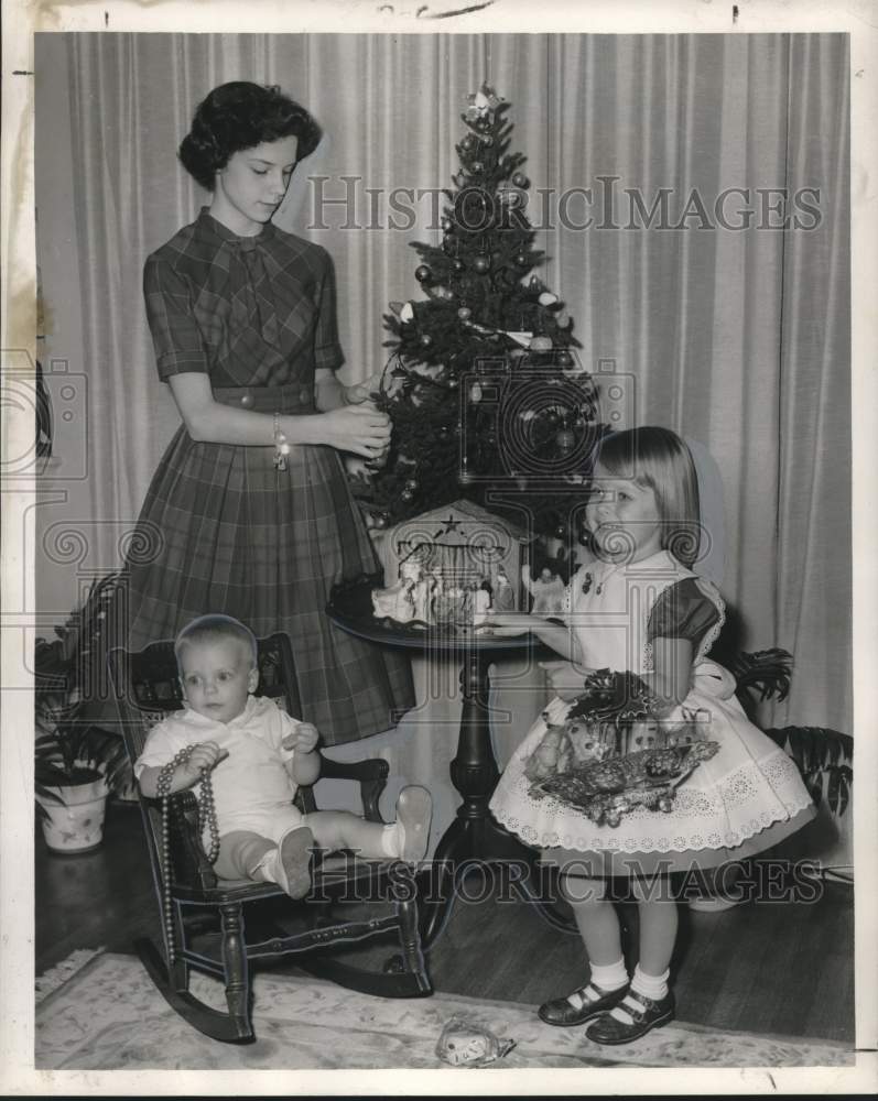 Load image into Gallery viewer, 1959 Press Photo Brenda Gooch, Deirdra &amp; William Sherar Trim Christmas Tree
