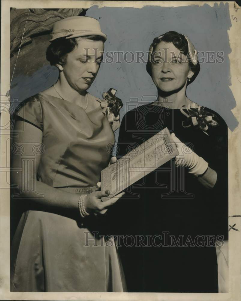 1955 Press Photo Mrs. Richard Oster with Mrs. John F. Gooch - noo22320