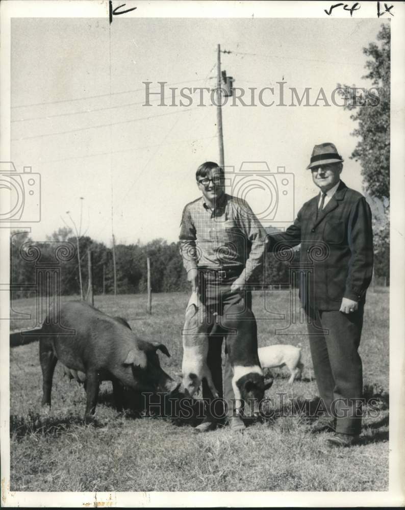 1968 Press Photo Gary White displays piglets to contest judge David Dodenhoff- Historic Images