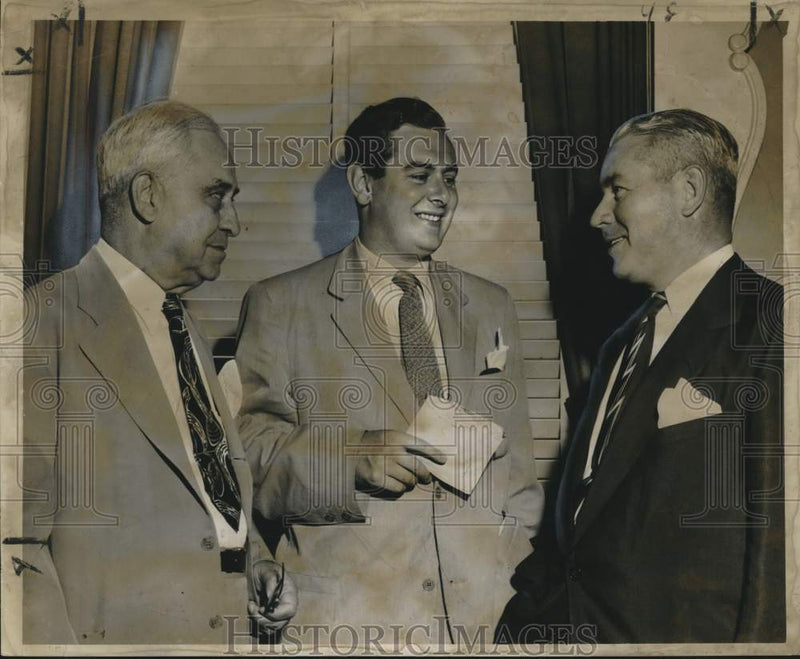 Load image into Gallery viewer, 1949 Press Photo Arthur S. Gilbey with Sanders and Allan MacDougall - noo22468
