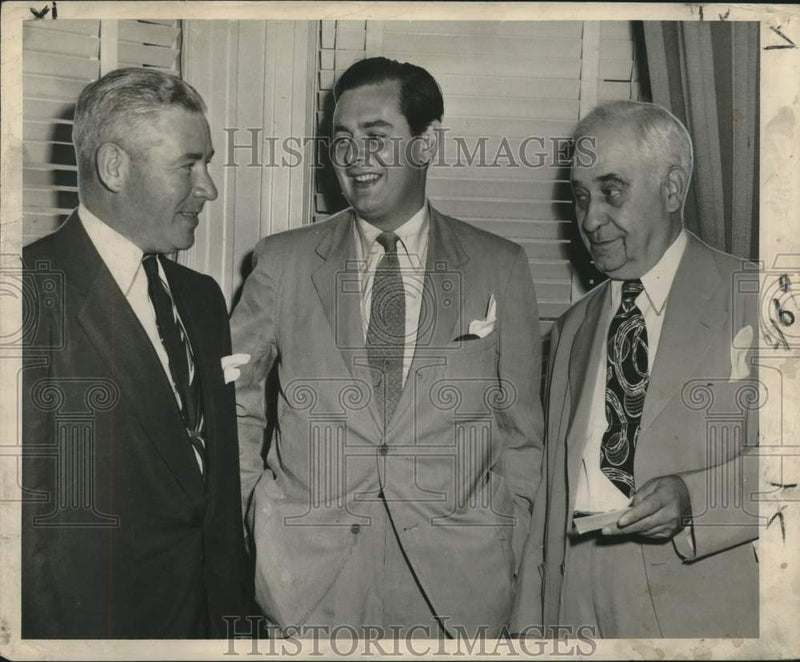 Load image into Gallery viewer, 1949 Press Photo Sanders &amp; Allan MacDougall &amp; Arthur S. Gilbey of Gilbey's Gin
