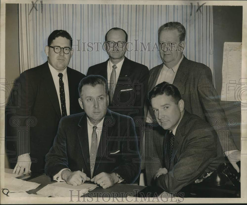Load image into Gallery viewer, 1957 Press Photo Officers of the Dryades Street Merchants Association
