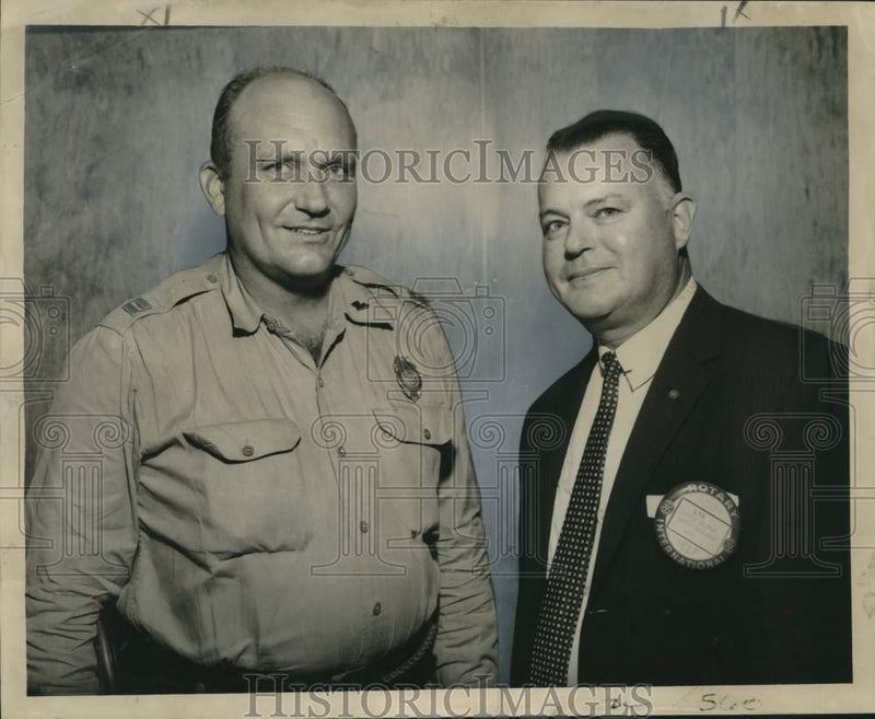 Load image into Gallery viewer, 1958 Press Photo Police Capt. George Gillespie with Lynton J. Griffin
