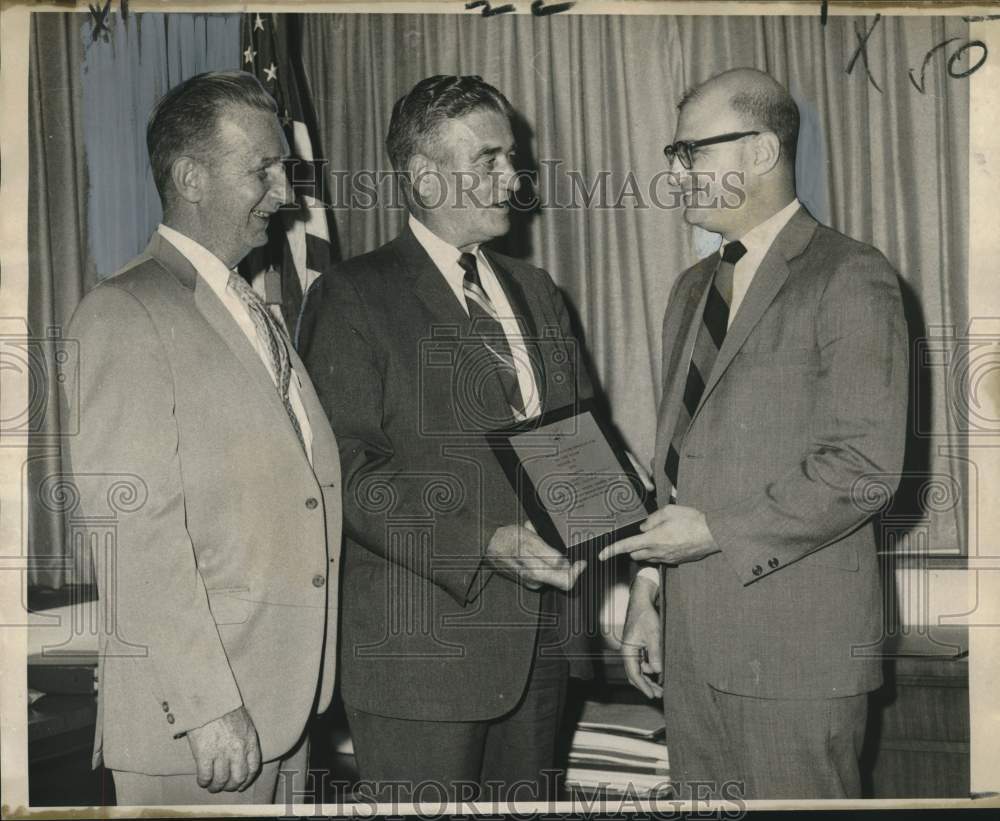 1970 Press Photo Melvin Goldstein, &quot;Best Small Business Subcontractor&quot; award- Historic Images