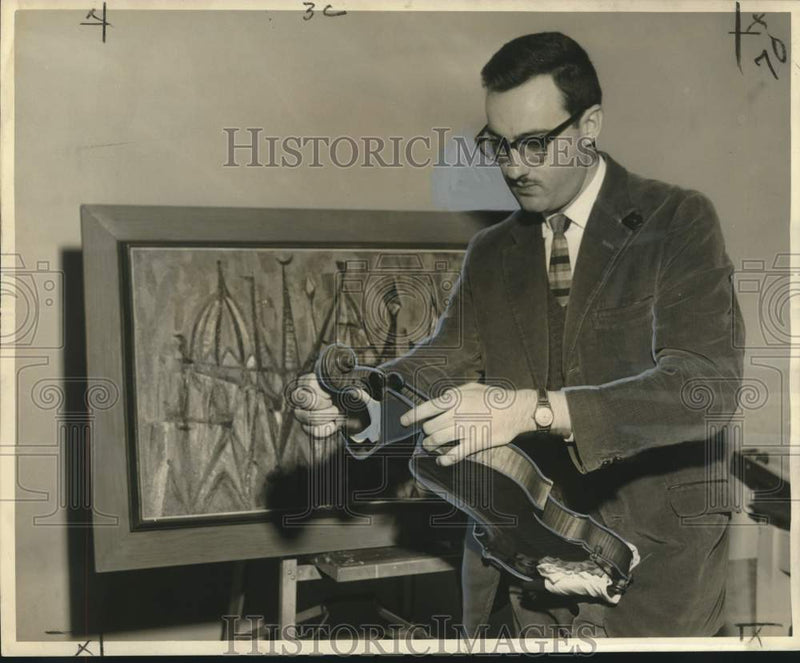 Load image into Gallery viewer, 1959 Press Photo Hugh Gibson with his viola and painting - noo22875

