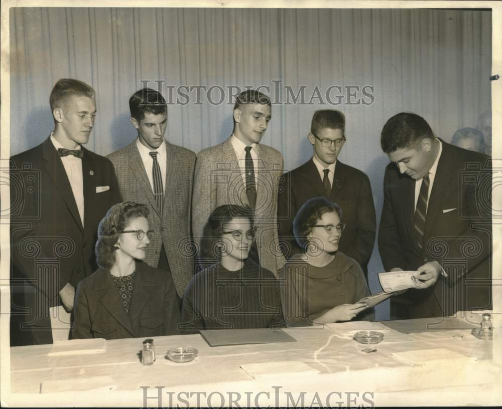 1959 Press Photo Clint Perkins hands out Good Provider awards at luncheon - Historic Images