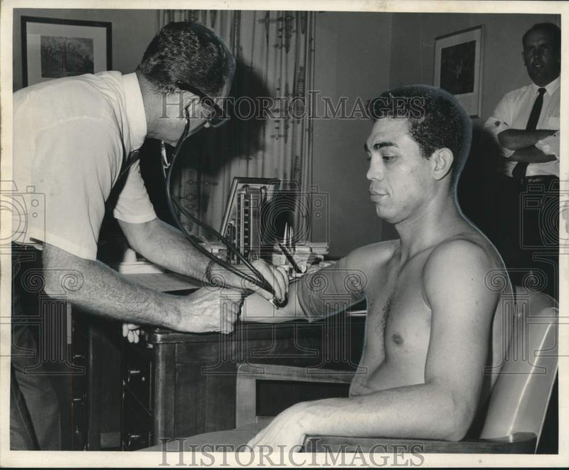 Load image into Gallery viewer, 1967 Press Photo Manny Gonzales, gets his blood pressure taken - noo22934
