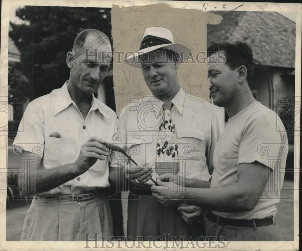 1967 Press Photo H.G. Armats, Archie Gonzales, J.J. Muller, look at golf club- Historic Images