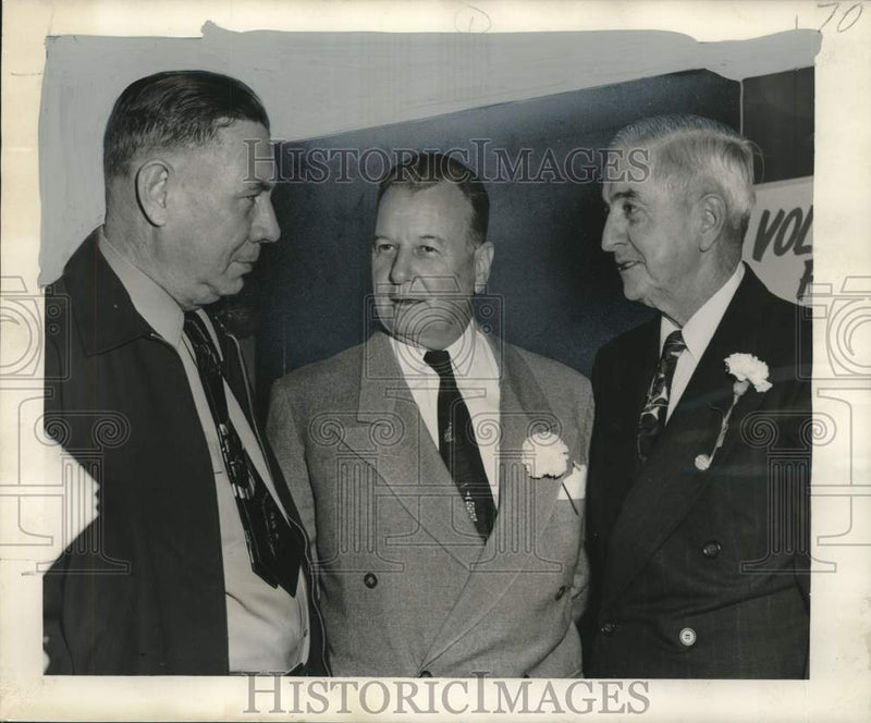 Load image into Gallery viewer, 1952 Press Photo Judge Charles V. Gonzales chats with RDO Ward Leaders at rally

