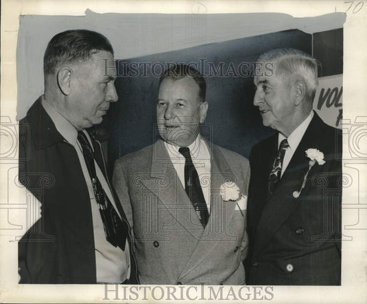 1952 Press Photo Judge Charles V. Gonzales chats with RDO Ward Leaders at rally