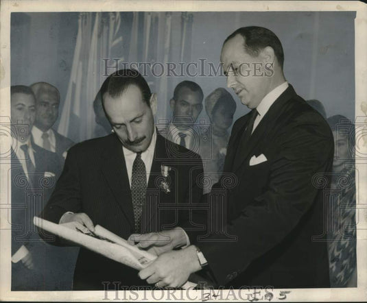 1957 Press Photo Mayor Chep Morrison Honors Luis Morales Gomez of Columbia