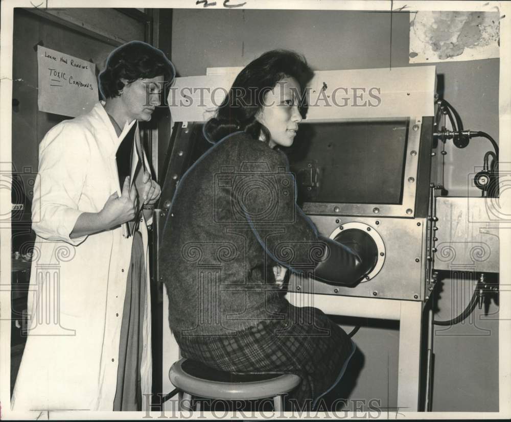 1967 Press Photo Dr. Mary L. Good and Ching Chuan Chang, science laboratory- Historic Images