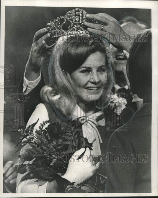 1966 Press Photo Jane Hamic Receives Crown as LSU Homecoming Queen - noo23116- Historic Images