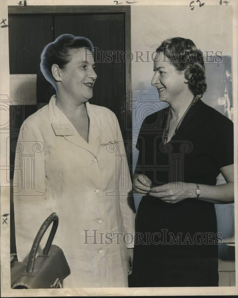 1958 Press Photo Mrs. Murray Kops and Mrs. Rachel Gesundgeit, volunteers - Historic Images