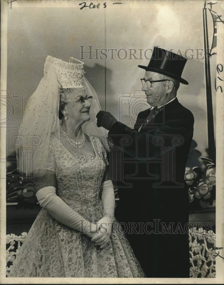 Load image into Gallery viewer, 1973 Press Photo Reigning Queen and King of annual Golden Age Ball, Lyons Center
