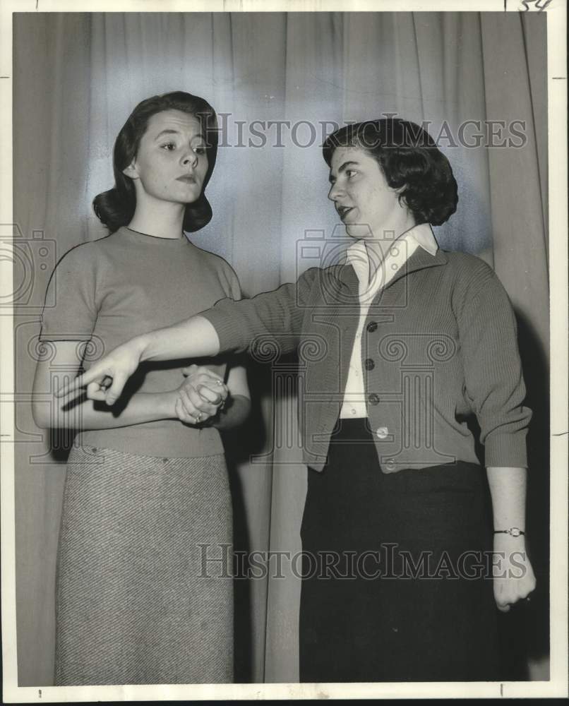 1958 Press Photo Carlin Glynn &amp; Elizabeth Holloway, &quot;The Cradle Song&quot;