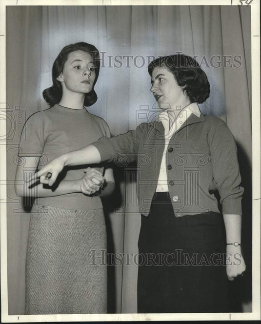 1958 Press Photo Carlin Glynn & Elizabeth Holloway, "The Cradle Song"