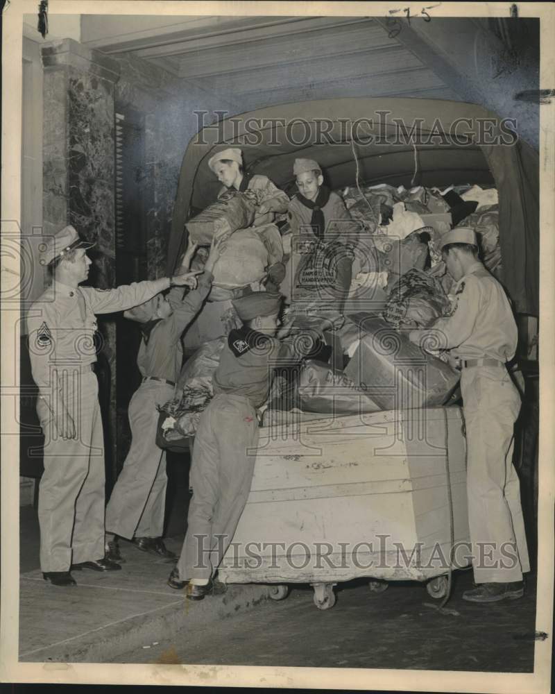1948 Press Photo Lionel Dubuison unloads truck, Goodwill Industries Home