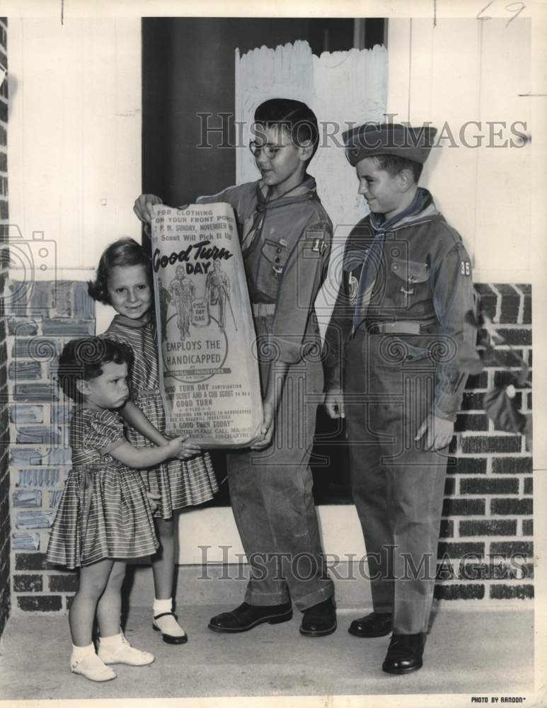Load image into Gallery viewer, 1953 Press Photo New Orleans-Boy Scouts help with Goodwill Industries
