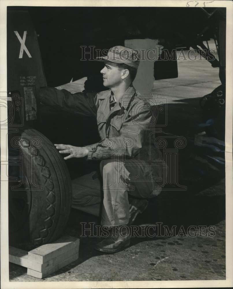 1951 Press Photo M/Sgt. Joseph F. Gonzales Sr. of Marine Air Reserve Unit