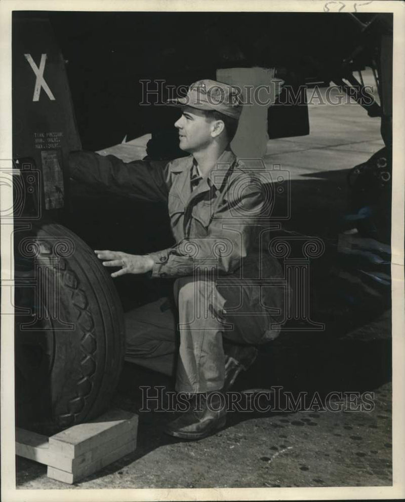 Load image into Gallery viewer, 1951 Press Photo M/Sgt. Joseph F. Gonzales Sr. of Marine Air Reserve Unit
