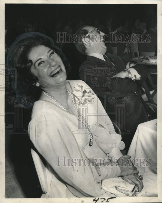 1969 Press Photo David and Sadie Gertler, laughing at a dinner party - noo23518