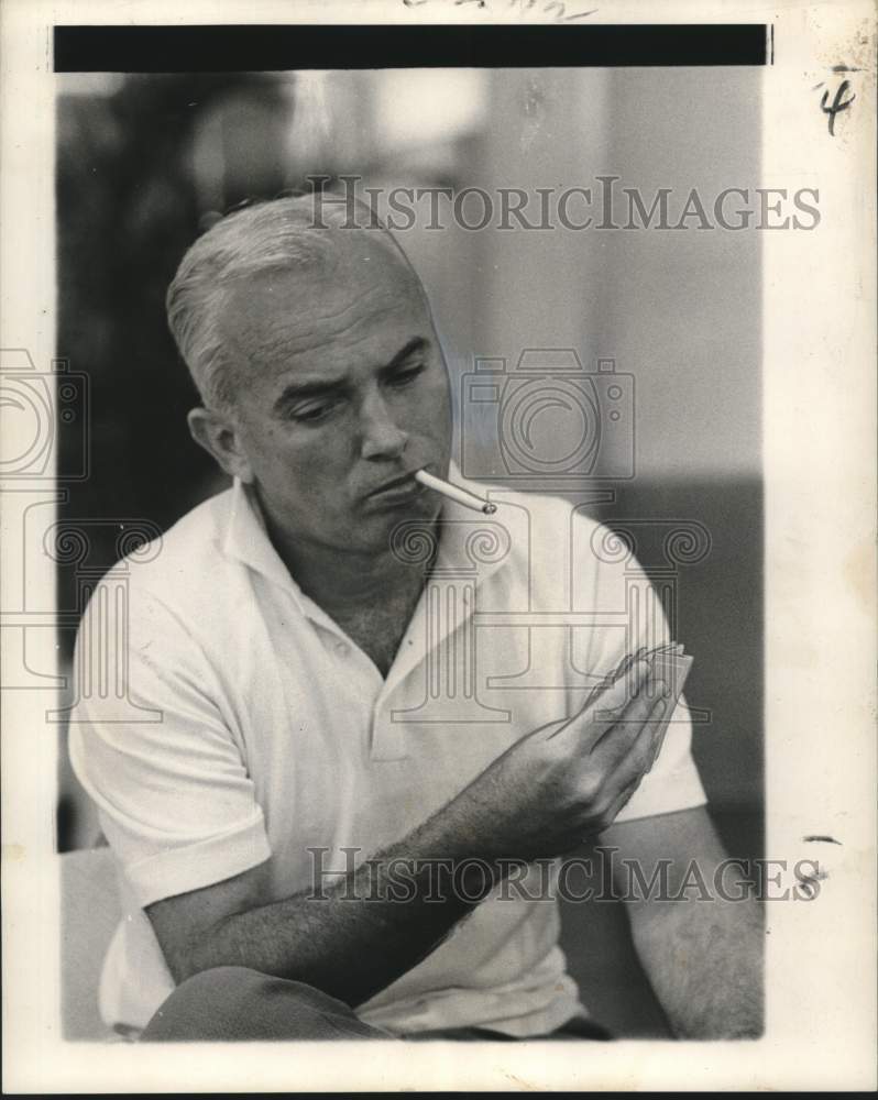 1964 Press Photo Lou Gurvach studies a finesse for the game of duplicate bridge- Historic Images