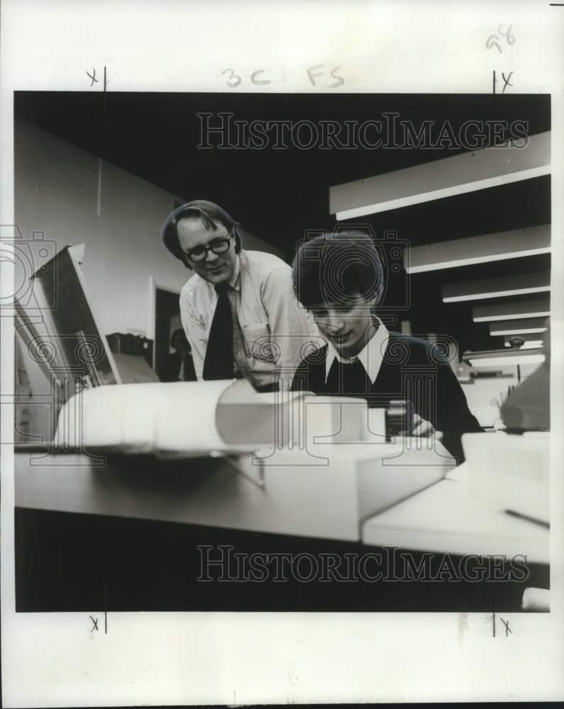 1975 Press Photo Eric Hahn examines computer, Digital Equipment Corporation - Historic Images