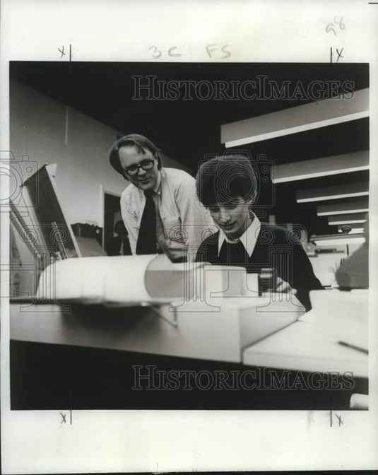 1975 Press Photo Eric Hahn examines computer, Digital Equipment Corporation - Historic Images