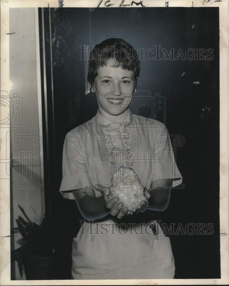 1960 Press Photo New Orleans-Mrs. Joyce Edwards holds a handful of hail