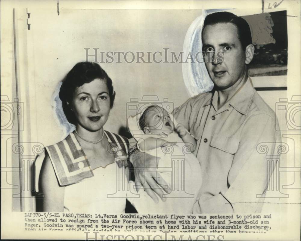 1952 Press Photo Lieutenant Verne Goodwin, at home with this wife & baby Roger