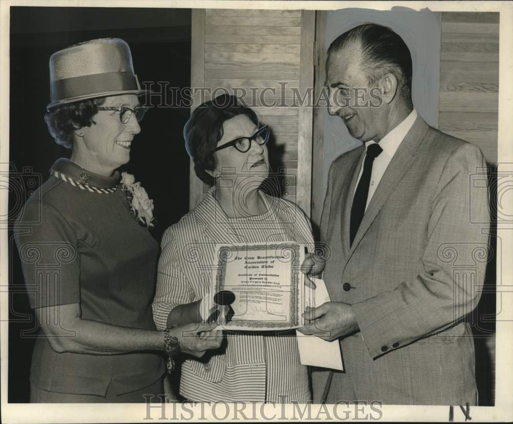 1966 Press Photo Robert Gervais, presents beautification award, Garden Club- Historic Images