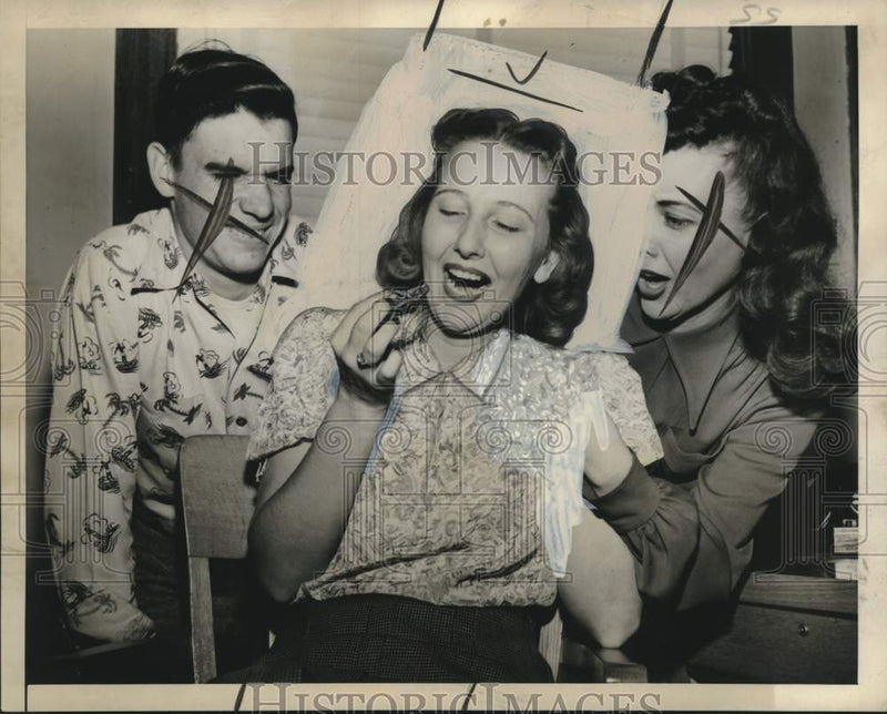 Load image into Gallery viewer, 1948 Press Photo Martha Greer prepares to eat a grasshopper - noo23982
