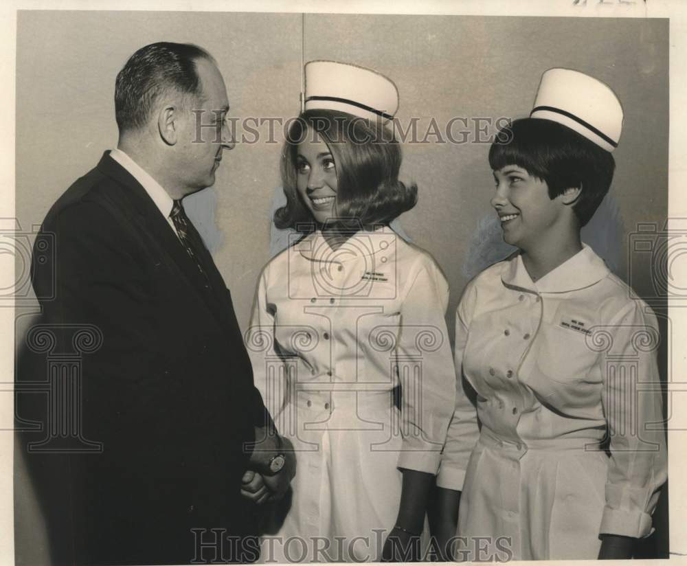 1967 Press Photo Dr. Victor Halperin, dean of School of Dentistry, Loyola- Historic Images