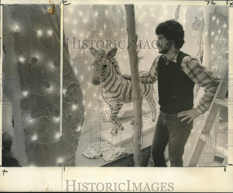 Load image into Gallery viewer, 1972 Press Photo Santa display with animals and lights, Lakeside - noo24319
