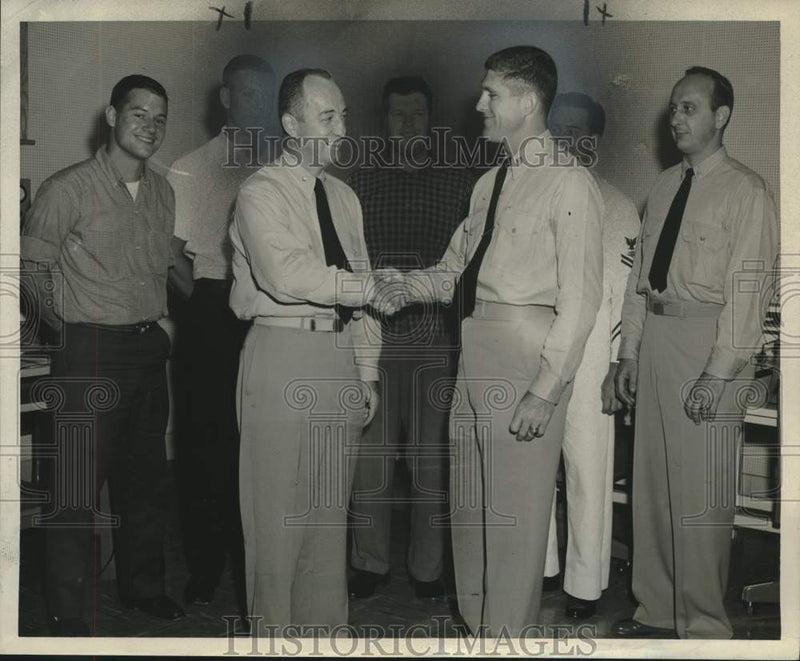 Load image into Gallery viewer, 1960 Press Photo Commander W.E. Denny and Lieutenant J.D. Hallaron of the Navy
