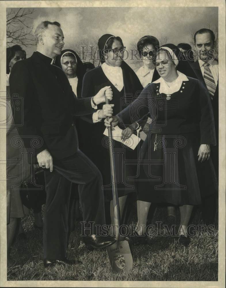 1972 Press Photo Archbishop Philip Hannan &amp; Sisters Break Ground on Lafon Home- Historic Images