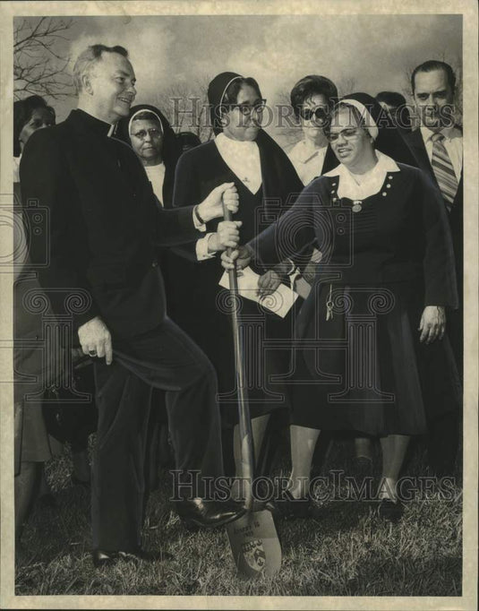1972 Press Photo Archbishop Philip Hannan & Sisters Break Ground on Lafon Home- Historic Images