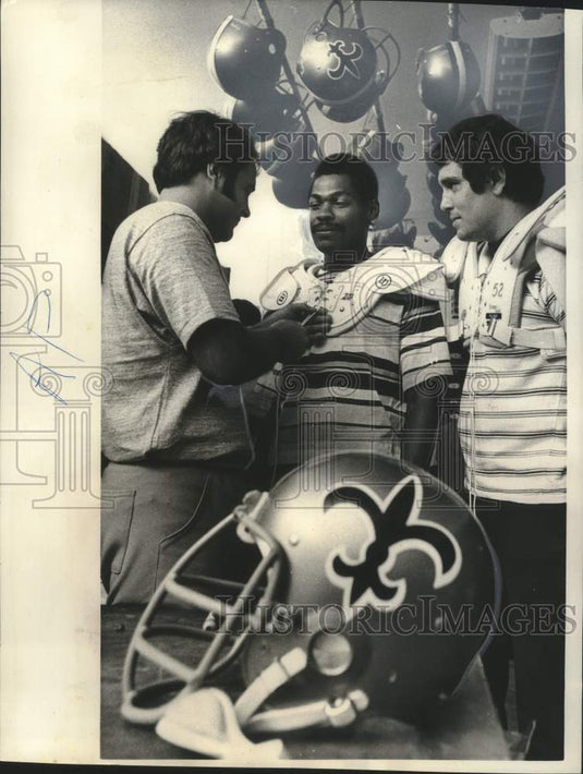 1973 Press Photo Dan Simmons With New Orleans Saints Billie Hayes, Dick Palmer- Historic Images