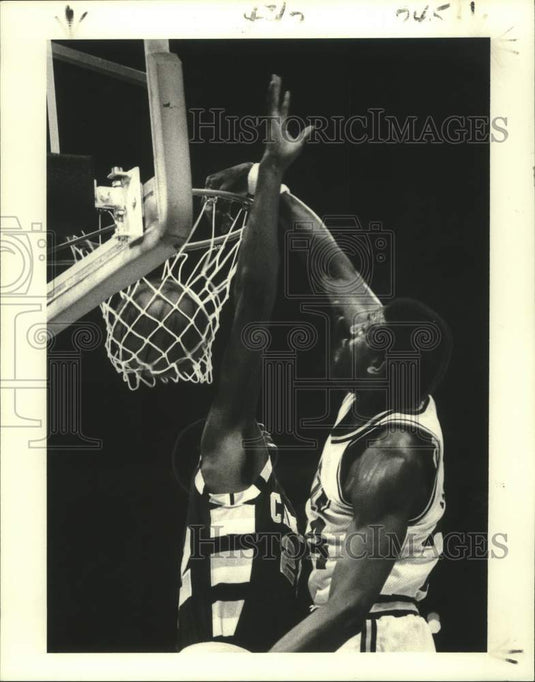 1979 Press Photo New Orleans Jazz Spencer Hayward Slams Past Cavs Jim Chones- Historic Images