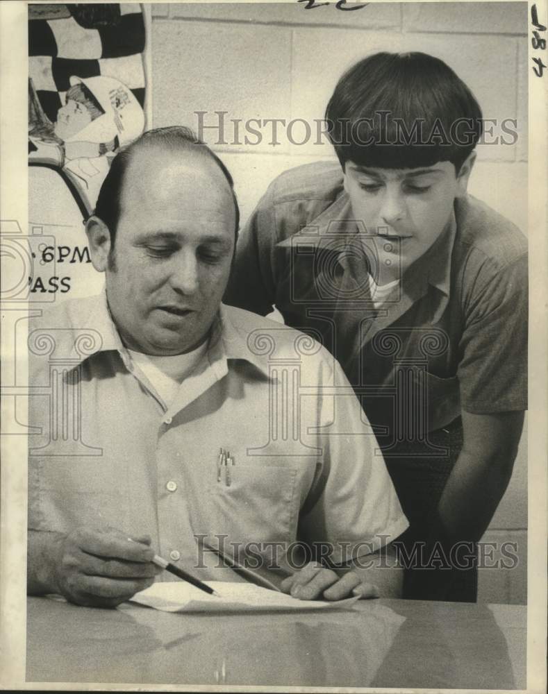 1972 Press Photo Ray and Kevin Gratia sign up for Soap Box Derby - noo24822- Historic Images