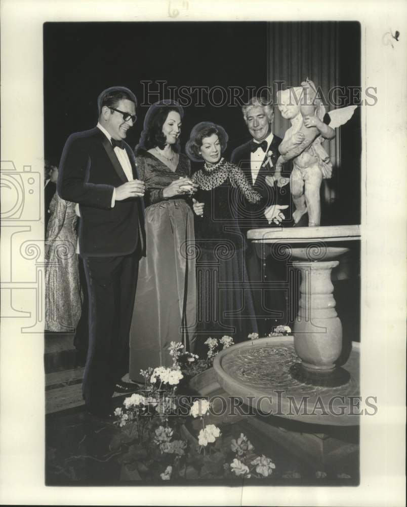 1976 Press Photo Mr. and Mrs. Donald Hammett admire decorations at ball