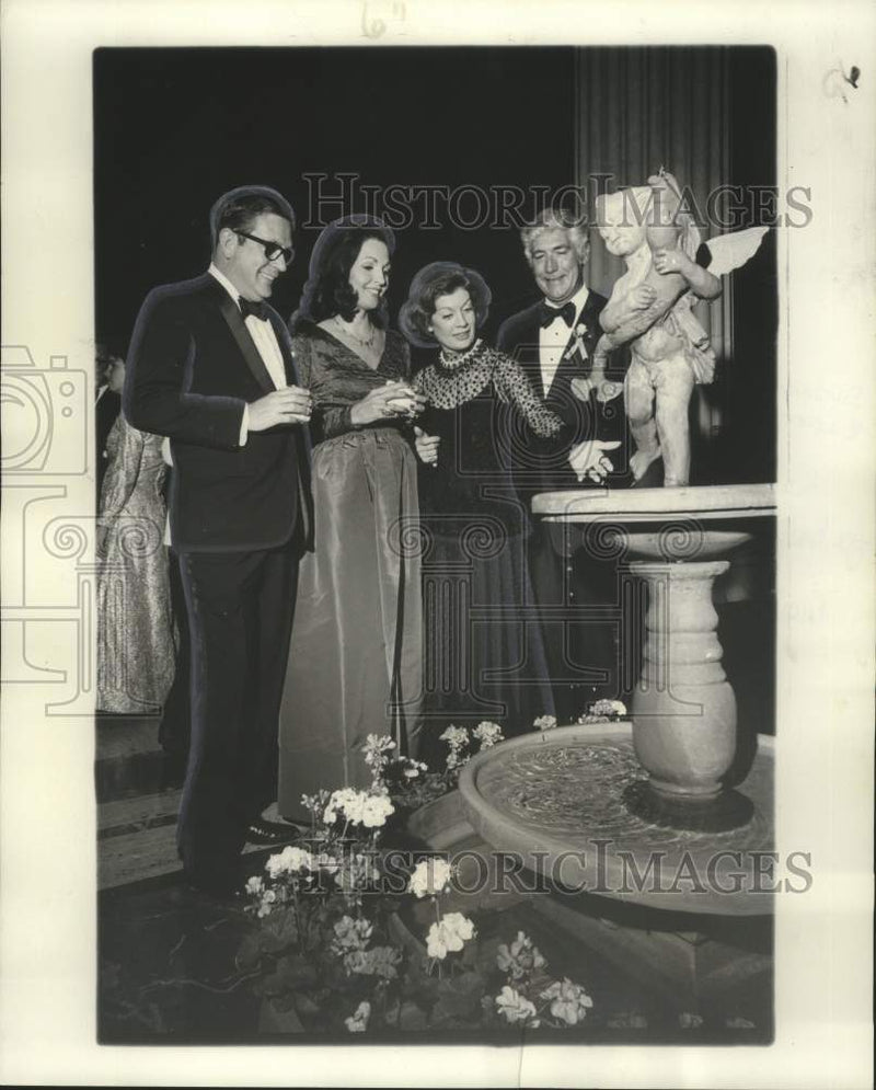 Load image into Gallery viewer, 1976 Press Photo Mr. and Mrs. Donald Hammett admire decorations at ball

