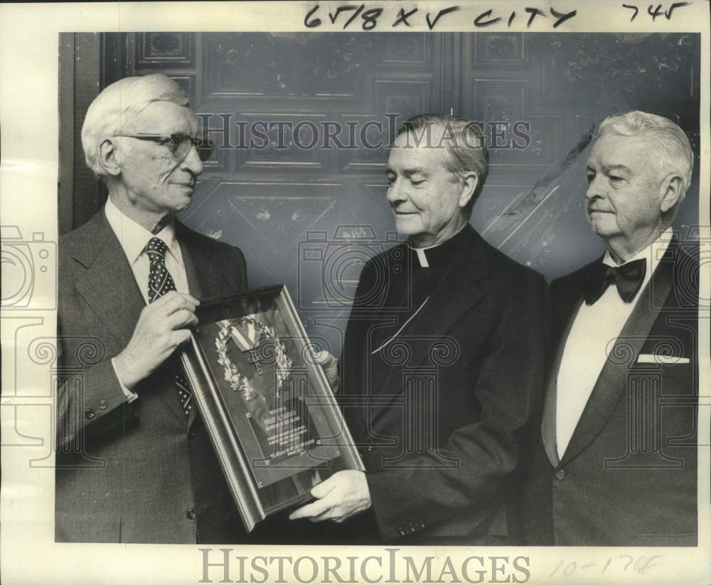 1976 Press Photo Alonzo Ensenat, George Stevens With Award to Archbishop Hannan